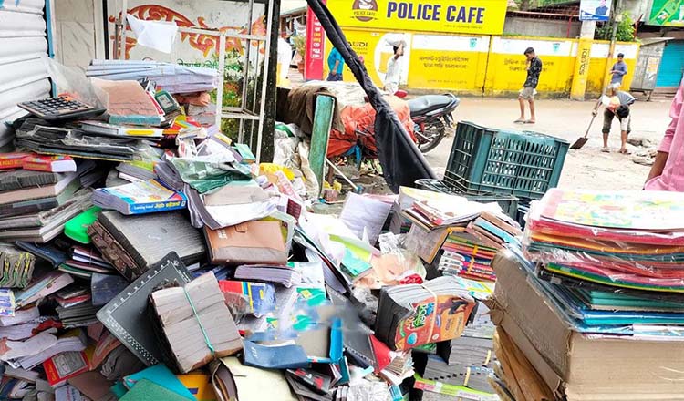 শিক্ষার্থীদের বই খাতা কুমিল্লায় বন্যার পানিতে ভিজে নষ্ট হয়ে গেছে