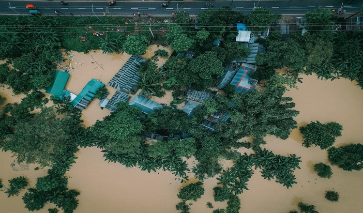 বন্যার আঘাতে বাড়ছে মৃত্যু-ক্ষতি