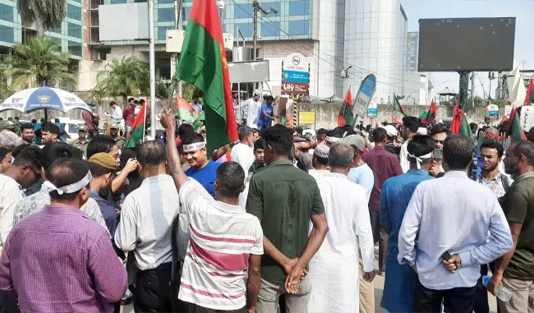 বেগম খালেদা জিয়াকে স্বাগত জানাতে বিমানবন্দর থেকে গুলশান পর্যন্ত ঢল নেমেছে অগণিত নেতা কর্মীর