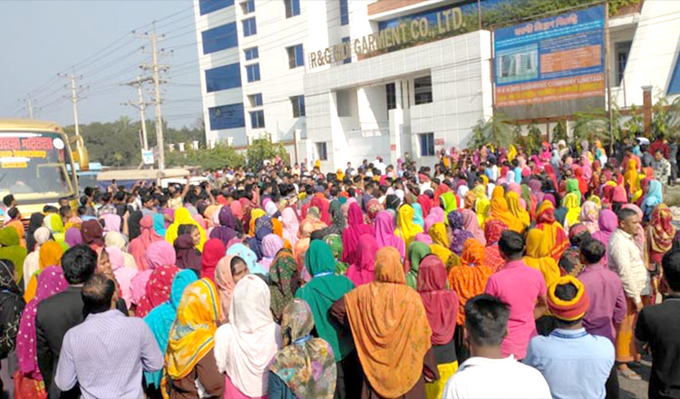 ঢাকা-ময়মনসিংহ মহাসড়ক অবরোধ করে টঙ্গীতে শ্রমিকদের বিক্ষোভ