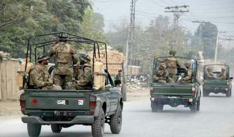 পাকিস্তানে জঙ্গি হামলায় ৮ জন সেনা নিহত