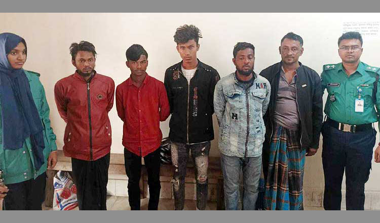 ২৪ ঘন্টায় ৯৩ জন পেশাদার ছিনতাইকারী আটক