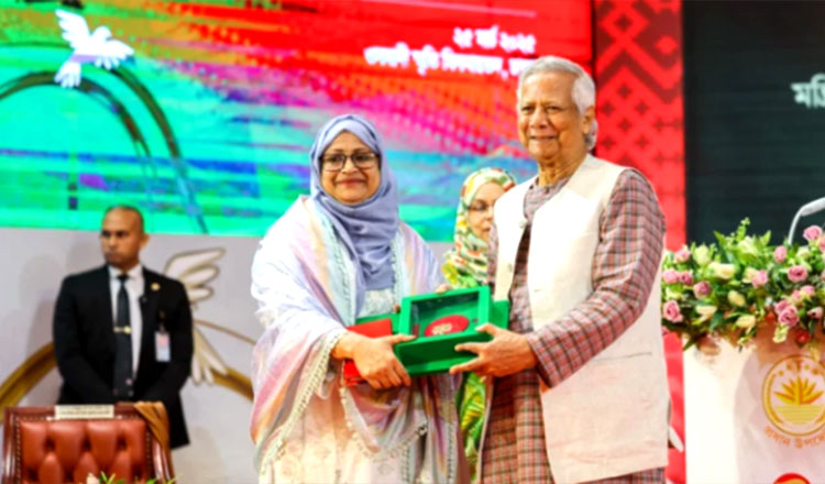 প্রধান উপদেষ্টা স্বীকৃতিস্বরূপ ৭ বিশিষ্ট ব্যক্তির হাতে স্বাধীনতা পুরস্কার তুলে দিলেন