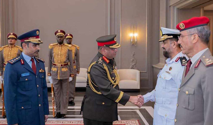 সেনাবাহিনী প্রধান কাতার সফর শেষে দেশে ফিরেছেন