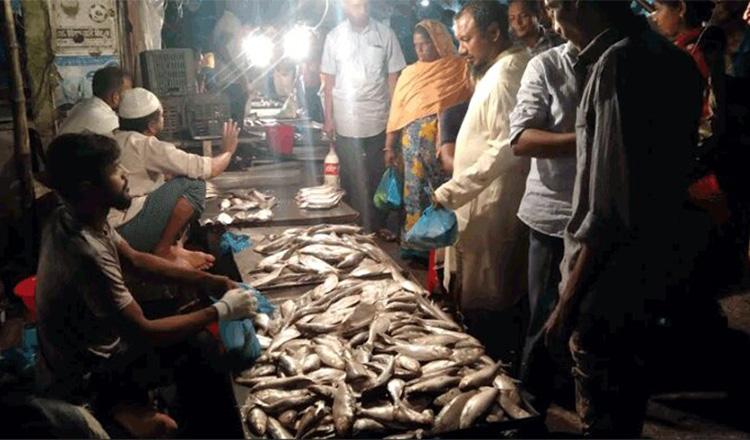 মাইকিং করে বিক্রি হচ্ছে ইলিশ বরগুনায়