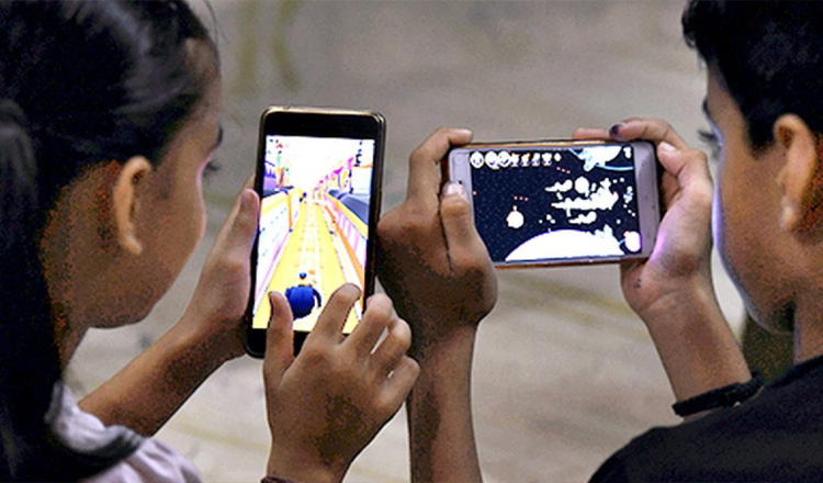 স্মার্ট ফোন ব্যবহার নিয়ন্ত্রণ জরুরি : শিশু-কিশোরদের স্বাস্থ্য ঝুঁকি কমাতে