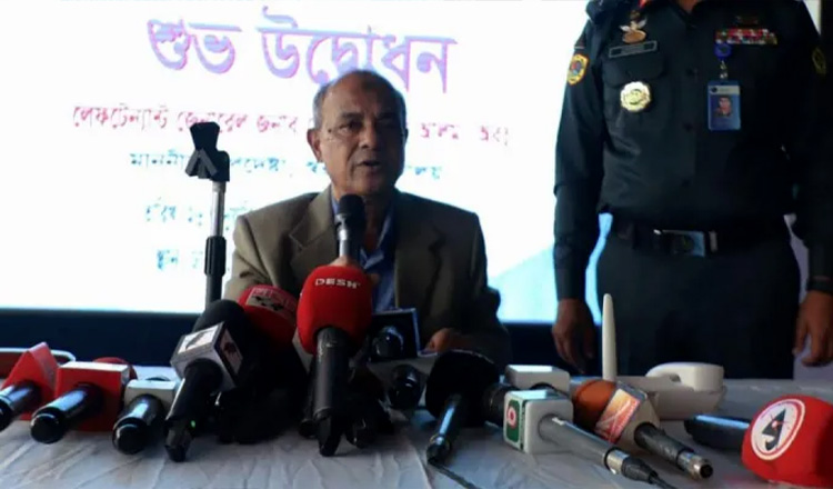 জরুরি সেবা হট লাইন উদ্বোধন করেছেন কেন্দ্রীয় কারাগারে : স্বরাষ্ট্র উপদেষ্টা