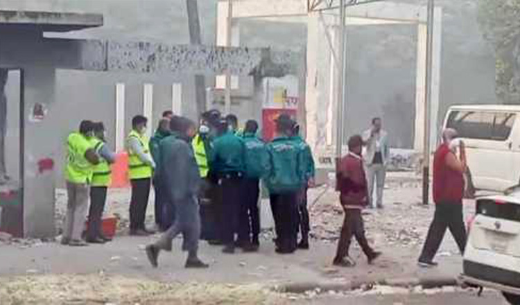 ধানমন্ডি ৩২ নম্বরে ভেঙে ফেলা বাড়ির আলামত সংগ্রহে সিআইডির ক্রাইম সিন ইউনিট