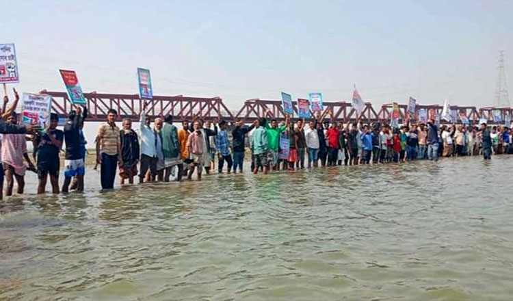 ভারতের পানি আগ্রাসনের বিরুদ্ধে তিস্তার হাঁটু পানিতে নেমে প্লেকার্ড প্রদর্শন