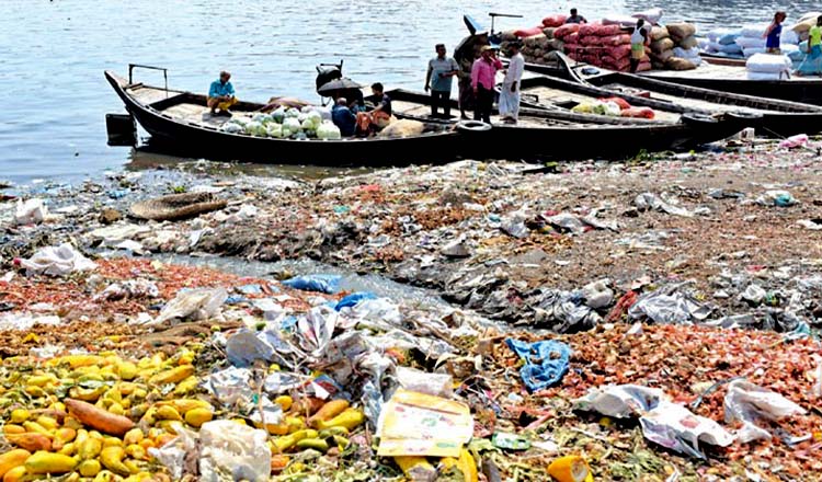 ঢাকার প্রাণ বুড়িগঙ্গা নদী এখন নর্দমায় পরিণত করেছে