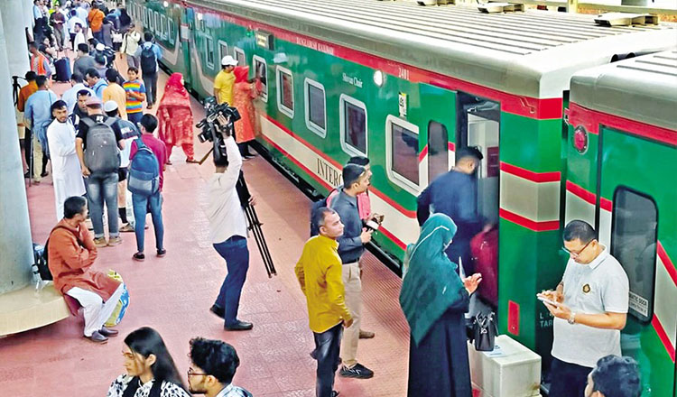 ঈদুল আযহার ট্রেনযাত্রায় বিশেষ অভিযান ও মোবাইল কোর্ট পরিচালনা করে টিকিটবিহীন যাত্রীদের জরিমানা