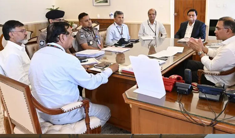 হকারদের দ্রুত পুনর্বাসনে পদক্ষেপ নিতে নির্দেশ দিলেন প্রধানমন্ত্রী