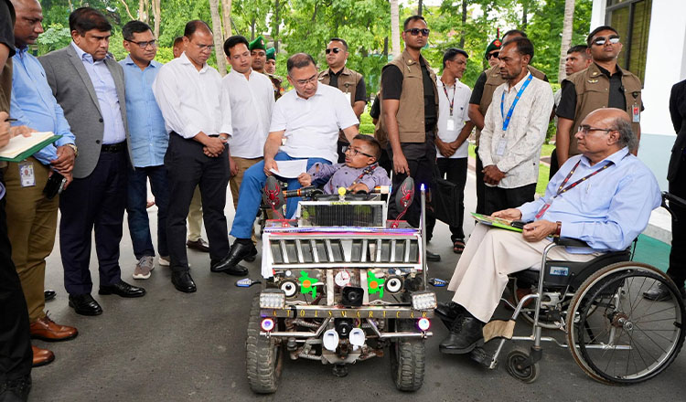 কলেজ শিক্ষার্থী ওয়াকিমুলের উদ্ভাবিত স্মার্ট কারে উঠলেন প্রধানমন্ত্রী