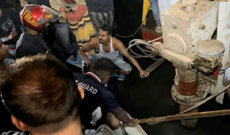 ধলেশ্বরীতে ফেরি দুর্ঘটনায় তিনজনের মৃত্যু