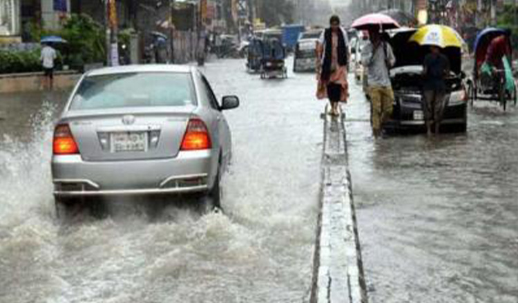 রাজধানীতে ভারী বৃষ্টিতে জলাবদ্ধতা, ভোগান্তিতে কর্মজীবীরা
