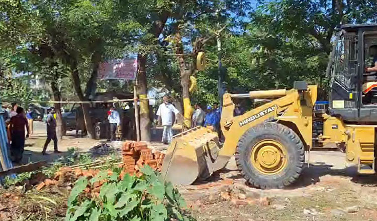 দুই শতাধিক অবৈধ স্থাপনা উচ্ছেদ চাঁদপুর-কুমিল্লা আঞ্চলিক সড়কে