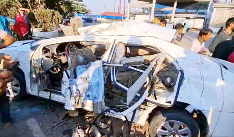 সাভারে বাস চাপায় প্রাইভেট কারের তিন যাত্রী নিহত