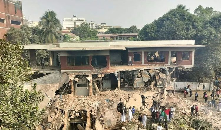 ধানমন্ডির ৩২ নম্বর বাড়িতে ভাঙচুরের ঘটনা অনভিপ্রেত ও অনাকাঙ্ক্ষিত উল্লেখ করে বলেছে অন্তর্বর্তী সরকার