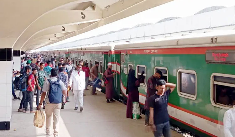 শিডিউল অনুযায়ী নিয়ম করেই ঢাকা থেকে ছেড়ে যাচ্ছে একের পর এক ট্রেন