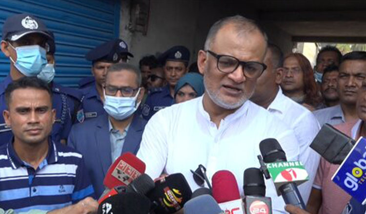 সরকার চামড়া শিল্পে নৈরাজ্য সিন্ডিকেট ভাঙতে কাজ করছে : বাণিজ্য উপদেষ্টা