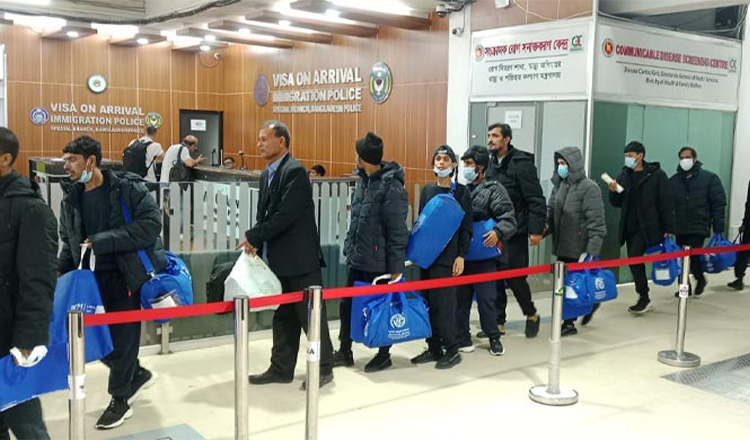 লিবিয়া থেকে কাগজপত্রবিহীন ১৫৮ বাংলাদেশিকে দেশে ফিরিয়ে আনা হয়েছে