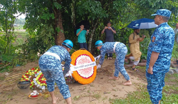 বিমান বিধ্বস্তে নিহত রাঙ্গামাটির উক্য চিং মারমার সমাধিতে বিমান বাহিনীর শ্রদ্ধা