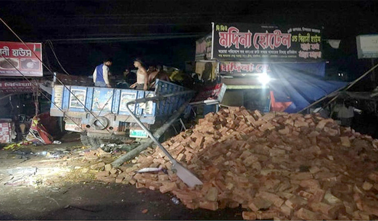 চট্টগ্রামে ট্রাক নিয়ন্ত্রণ হারিয়ে দোকানে, নিহত ২