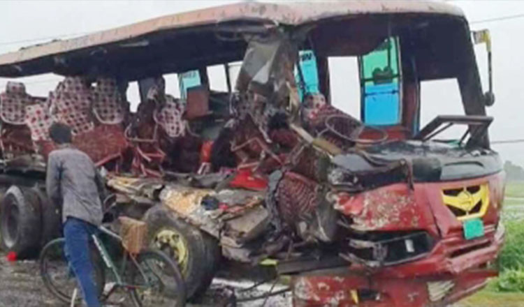 তিন নারী গার্মেন্টসকর্মী নিহত মানিকগঞ্জে বাস-ট্রাক সংঘর্ষে