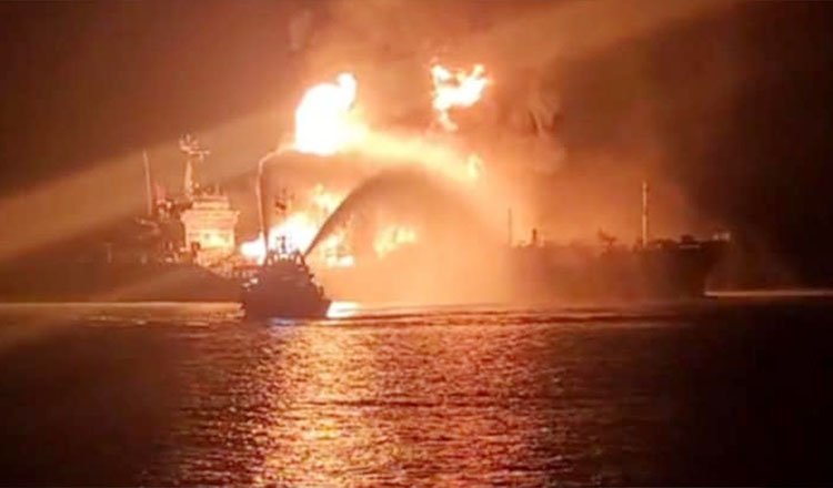 নিয়ন্ত্রণে আসেনি সাগরে নোঙর করা জাহাজের আগুন