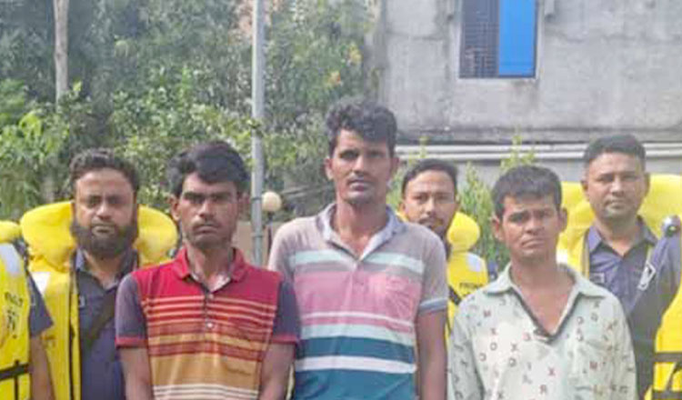 চাঁদপুরের মেঘনায় নৌযানে চাঁদাবাজি, গ্রেপ্তার ৩ জন