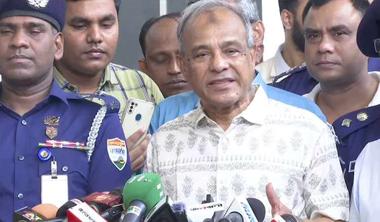 কোনো টিকিট কালোবাজারি হয়নি এবার ঈদযাত্রায় : স্বরাষ্ট্র উপদেষ্টা