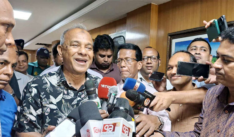 কৃষকদের উৎপাদিত আলু ওএমএসের মাধ্যমে বাজারজাতকরণের চেষ্টা চলছে : কৃষি উপদেষ্টা