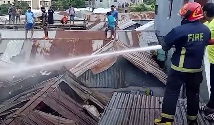 রাজধানীর মহাখালীর ৭তলা বস্তির আগুন নিয়ন্ত্রণে