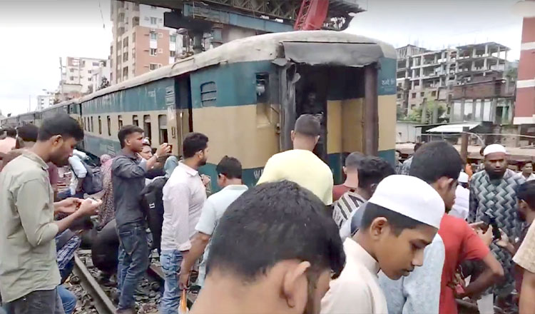 ঢাকা বিমানবন্দর রেলস্টেশন এলাকায় লাইনচ্যুত ট্রেন উদ্ধার