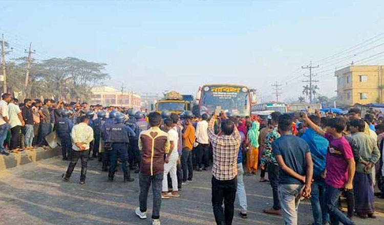 মহাসড়ক অবরোধ, গাজীপুরে আবারো শ্রমিক বিক্ষোভ