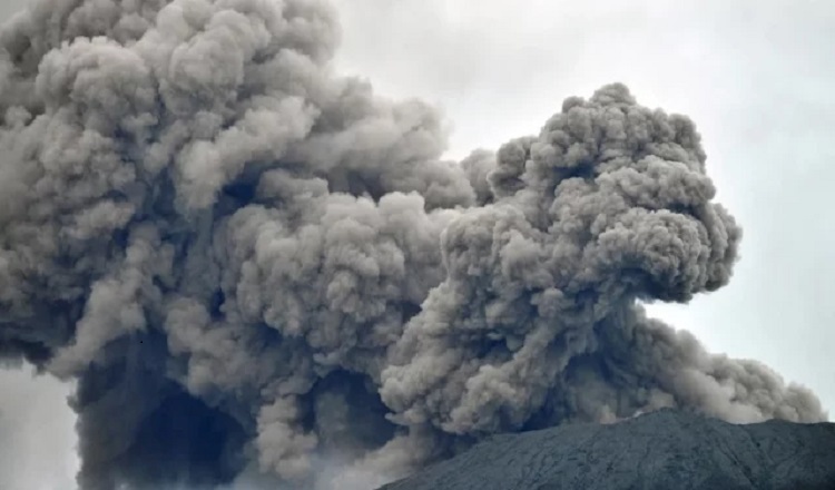 আগ্নেয়গিরির অগ্ন্যুৎপাতে ছয়জনের মৃত্যু ইন্দোনেশিয়ার পূর্বাঞ্চলে