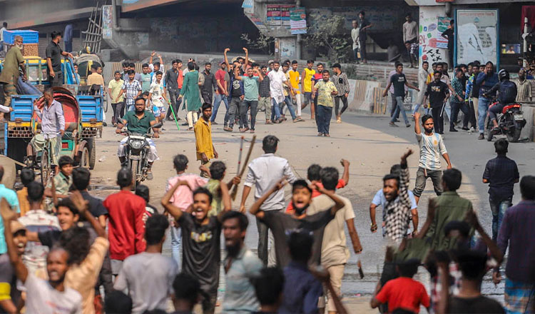 বিএনপি নেতাকর্মীদের ধাওয়া-পালটা ধাওয়া রিকশাচালকদের সঙ্গে