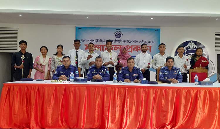 ১২০ টাকা খরচে বান্দরবানে পুলিশে চাকরি পেলেন ১১ জন