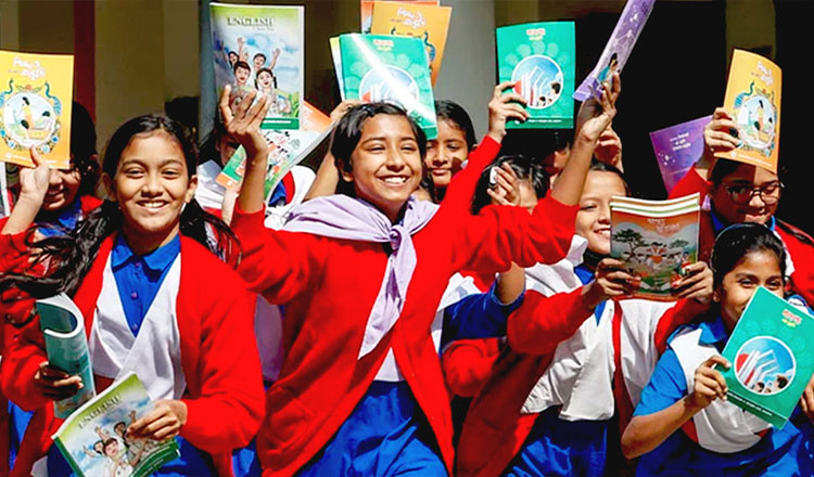 নতুন বছরে বিনামূল্যে শিক্ষার্থীদের হাতে নতুন বই দেওয়া হচ্ছে