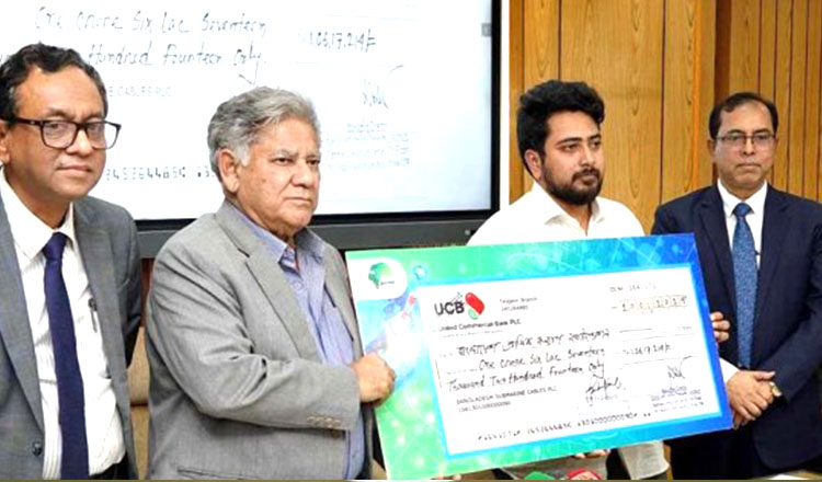 তথ্য উপদেষ্টা শ্রমিক কল্যাণ ফাউন্ডেশনে চেক হস্তান্তর করলেন