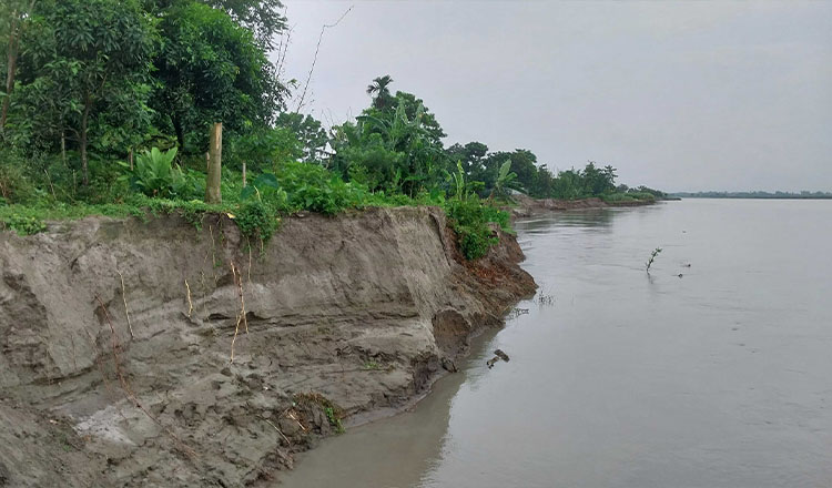 উজানের ঢল ও ভারি বৃষ্টির প্রভাবে প্লাবিত তিস্তার পানি কমলেও স্বস্তিতে নয় জনপদ