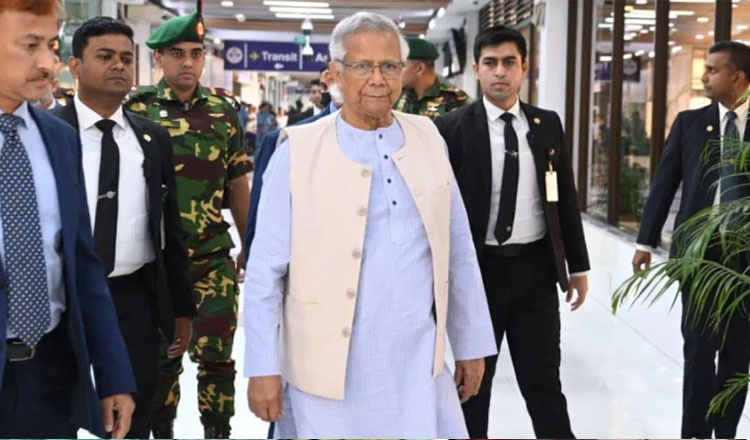 রোম সফর শেষ করে ঢাকায় পৌঁছেছেন প্রধান উপদেষ্টা