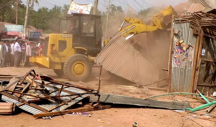 লক্ষ্মীপুরে পাঁচ শতাধিক অবৈধ স্থাপনা উচ্ছেদ