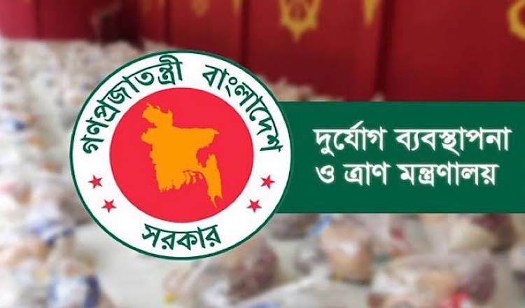 ত্রাণ উপদেষ্টা বন্যায় ক্ষতিগ্রস্তদের সহযোগিতায় অনুদানের চেক গ্রহণ করলেন