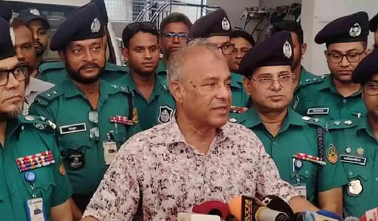 অপরাধ দমনে সাহসিকতার সথে কাজ করছে পুলিশ : স্বরাষ্ট্র উপদেষ্টা