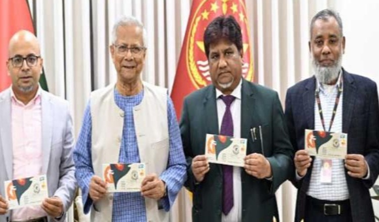প্রধান উপদেষ্টার হাতে বিজয় দিবসের স্মারক ডাকটিকিট উন্মোচন