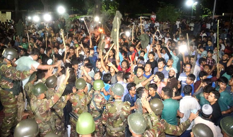 আনসার–শিক্ষার্থী সংঘর্ষ আহত অন্তত ৪০ জন