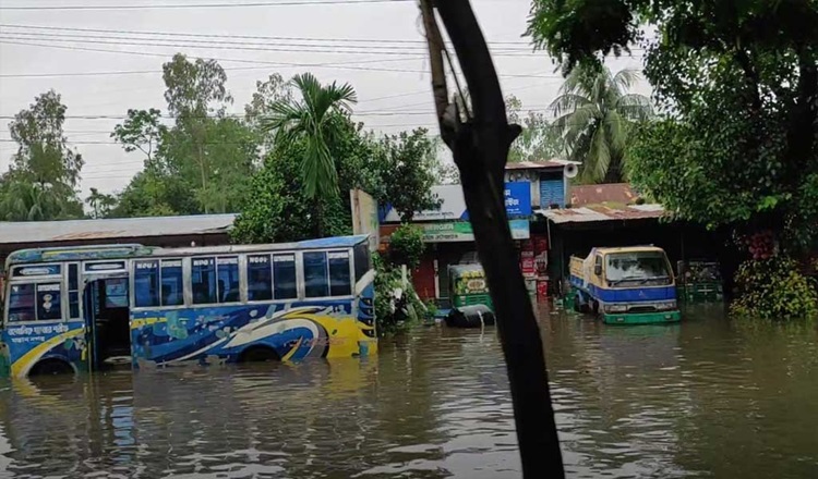 বাসে ঢাকা-চট্টগ্রাম মহাসড়কে আটকাপড়া শিশুরা কাঁদছে ক্ষুধার জ্বালায়