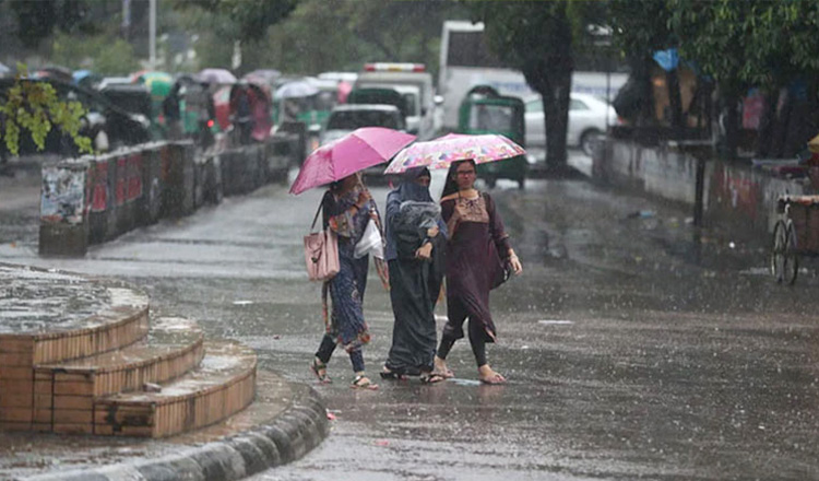 গুঁড়ি গুঁড়ি বৃষ্টি আর ঝড়ো বাতাস বইছে ঢাকায়!